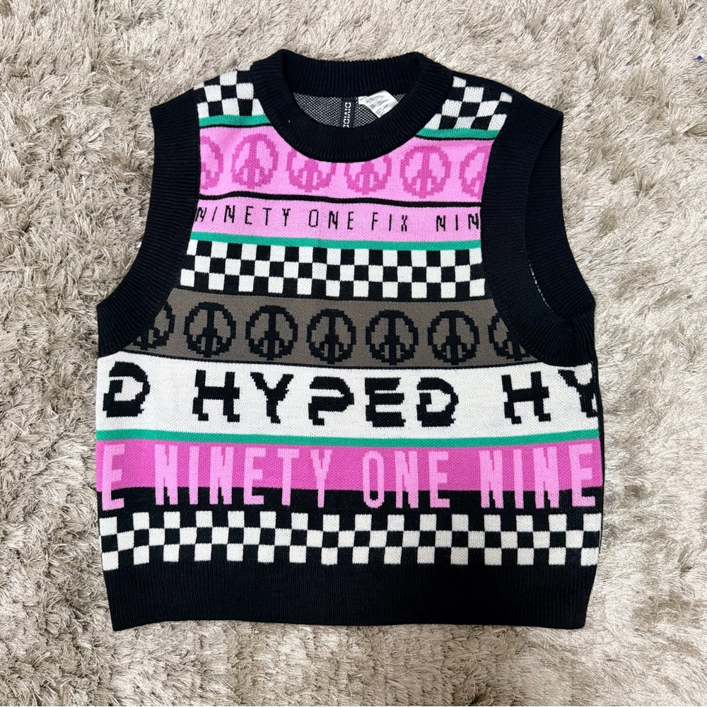Brand Divided H&M. Graphic Knit Sleeveless Sweater Vest in Black, Pink, White
